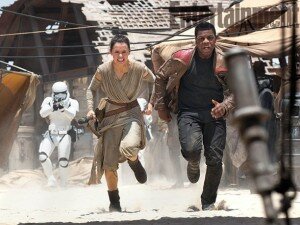 Star-Wars-Force-Awakens-Rey-Finn-run-pointofgeeks